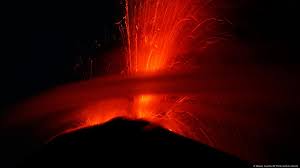 Volcán de Fuego en Guatemala: Evacuaciones y Alerta por Aumento de Actividad - Imagen ilustrativa del artículo
