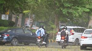 Dust storm, rain hit Delhi and Noida, bring relief from heat