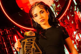 ¿Cuánto pesa y cuánto mide Alana?