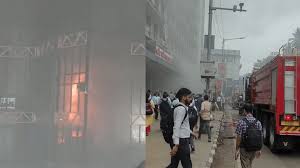 Mumbai News: Massive Fire Breaks Out In Monginis Cake Shop Due To Short Circuit At Churchgate Station (VIDEO)