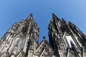 Feuerwehr vor Ort: Großeinsatz am Kölner Dom – Lage noch unklar
