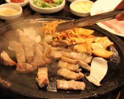 濟州黑豬肉石鍋拌飯的圖片