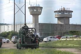 Familiares de internos de 'El Castillo' bloquean carretera en Sinaloa; exigen información