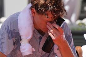 Dramma Sinner, in controllo contro Cerundolo crolla dopo un malore: Jannik è fuori dal Roland Garros