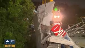 Caminhão tomba em viaduto, carga atinge trilhos e operação da Trensurb é afetada