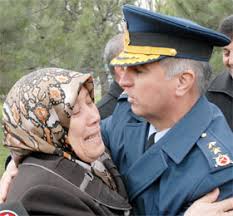Ağlayan şehit annesini tümgeneral Ali Demiral teselli etti - sultan.20130318140848