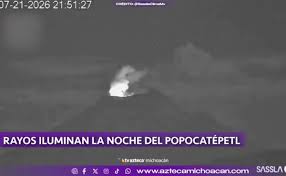 #VIDEO: Actividad eléctrica intra-nube ilumina al volcán Popocatépetl.