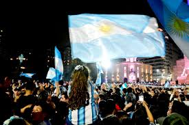Juntos, el Diego y Leo en el cielo del Paraná