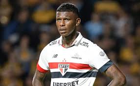 Zagueiro Arboleda é visto em amistoso no Equador em dia de jogo do São Paulo pelo Paulistão