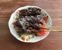 Gambar Tengkleng Rica Pak Manto dihidangkan di atas meja dengan nasi putih dan minuman