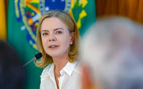 Governo não pode disputar eleições com ‘inimigo dentro de casa’, diz Gleisi