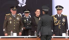 Sheinbaum condecora a guardias nacionales por operativo en Teotihuacan, decomisos y actos de honestidad