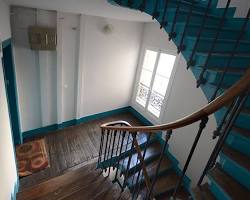 Image de hall immeuble parisien ancien parties communes escalier bois libre de droit