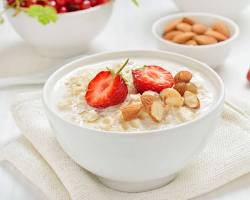 Gambar Oatmeal dengan buah dan kacangkacangan
