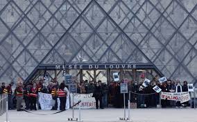 Estudiantes bloquean el acceso al Louvre en apoyo a las protestas de los institutos