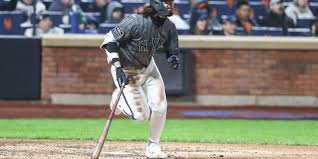 Jesse Winker Exits Game with Right Side Discomfort