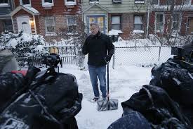 Résultat de recherche d'images pour "de blasio shovel"