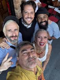 Zeca Camargo reúne ex-VJs da MTV em festa de Astrid: 'Que turma!'