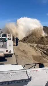 💧 Megafuga de agua estalla en Tijuana, cerca de Playas de Rosarito. La Comisión Estatal de Servicios Públicos de Tijuana indicó que ya se trabaja sobre la fuga y señaló que ésta se dio debido a que la línea aún mantenía presión. Video: Redes sociales