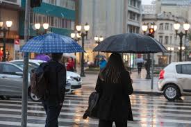 Chuva segue sábado no Paraná, no domingo melhora e na segunda faz frio; veja o que diz a meteorologia