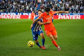 Real Sociedad y Alavés se miden en un derbi que elige al semifinalista de la Copa del Rey #Futbol