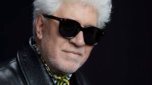 Pedro Almodóvar, cineasta, 76 años: “Me cuesta vivir la vida real. Como terapia, me impongo comidas y cenas con amigos para romper conmigo mismo”