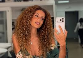 Gabriela Loran posa nua em cachoeira e enlouquece a web