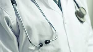 Après la colère de Macron, le gouvernement veut "simplifier" la titularisation des médecins diplômés hors d'UE qui exercent en France de manière précaire