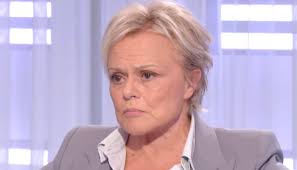 Muriel Robin déballe le choix choquant de son père avec elle : « Quand j'avais 12 ans, il m'a fait...