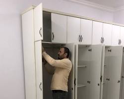 نجار الأثاث يقوم بتركيب الأثاث