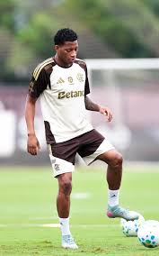 Com tendinite, Gonzalo Plata vira desfalque no Flamengo