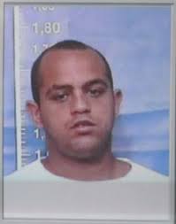 Policiais da 38ª DP (Brás de Pina) prenderam agora há pouco o traficante Márcio da Silva Lima, conhecido como Tola, que comanda o tráfico de drogas na ... - 240_247-tola