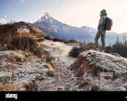 Gambar backpacker enjoying the view in Nepal