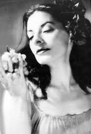 Alicia Alonso. La gracia de la pequeña bailarina, dibujada en un cuento de Andersen, se destaca y desprende del círculo de la danza -categoría más coral y ... - alicia-alonso