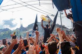 Le photomontage de saint Julien, le ravitaillement de bières par les airs, la sortie en rock star de Wallmark, la lucidité de Bertschy. Reportage au milieu de la parade des nouveaux champions de Suisse