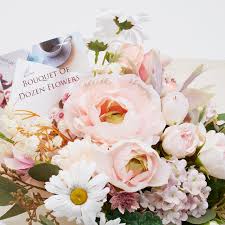 四つ葉クローバー入り12本の花束(ホワイトダズンフラワー)