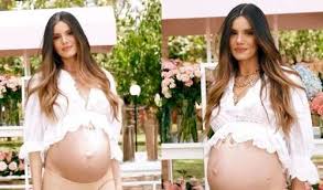 Bolo de 4 andares com flores e barrigão de fora: Camila Queiroz combina luxo e elegância em chá de bebê de filha com Klebber Toledo. Fotos!