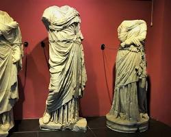 Fethiye Müzesi eserleri Trilingual Stele ve Likya heykelleri resmi