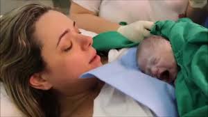 Resultado de imagem para bebês nascendo parto normal