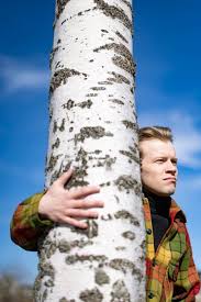 Musiikki | Väinö Karjalainen päätyi levylle isän hitissä jo yksivuotiaana, nyt ilmestyy ensimmäinen oma levy