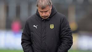 Peñarol en Crisis: Análisis de la Derrota ante Cerro y el Futuro Aurinegro