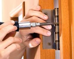 Hình ảnh về Cửa nhôm kính bị hỏng bản lề