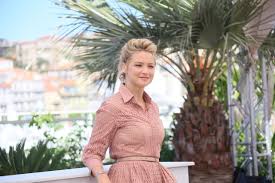 Secret Anti-Fatigue de Virginie Efira Révélé! Peau Éclatante Garantie!