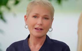 Xuxa anuncia aposentadoria da nave e manda recado: 'Realmente estou velha'