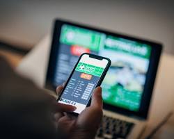 Image of person placing a live esports bet on a smartphone