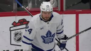 Leafs’ Laughton gets easy goal after puck takes bizarre bounce