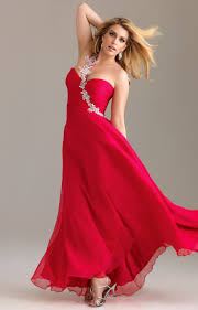 Résultat de recherche d'images pour "robe de bal rouge"