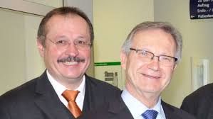 Links im Bild ist der Donauwörther Vorstand Gerhard Wurm. Foto: Feneberg. Der Nördlinger gKU-Vorstand Ulrich Seidel ist am Donnerstag zurückgetreten. - wurm-seidel