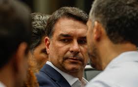 Nunes Marques atende a pedido do PL e manda retirar do ar vídeo que associa Flávio Bolsonaro ao PCC