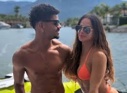 Viviane Araujo e Guilherme Militão trocam beijos em passeio de barco; vídeo